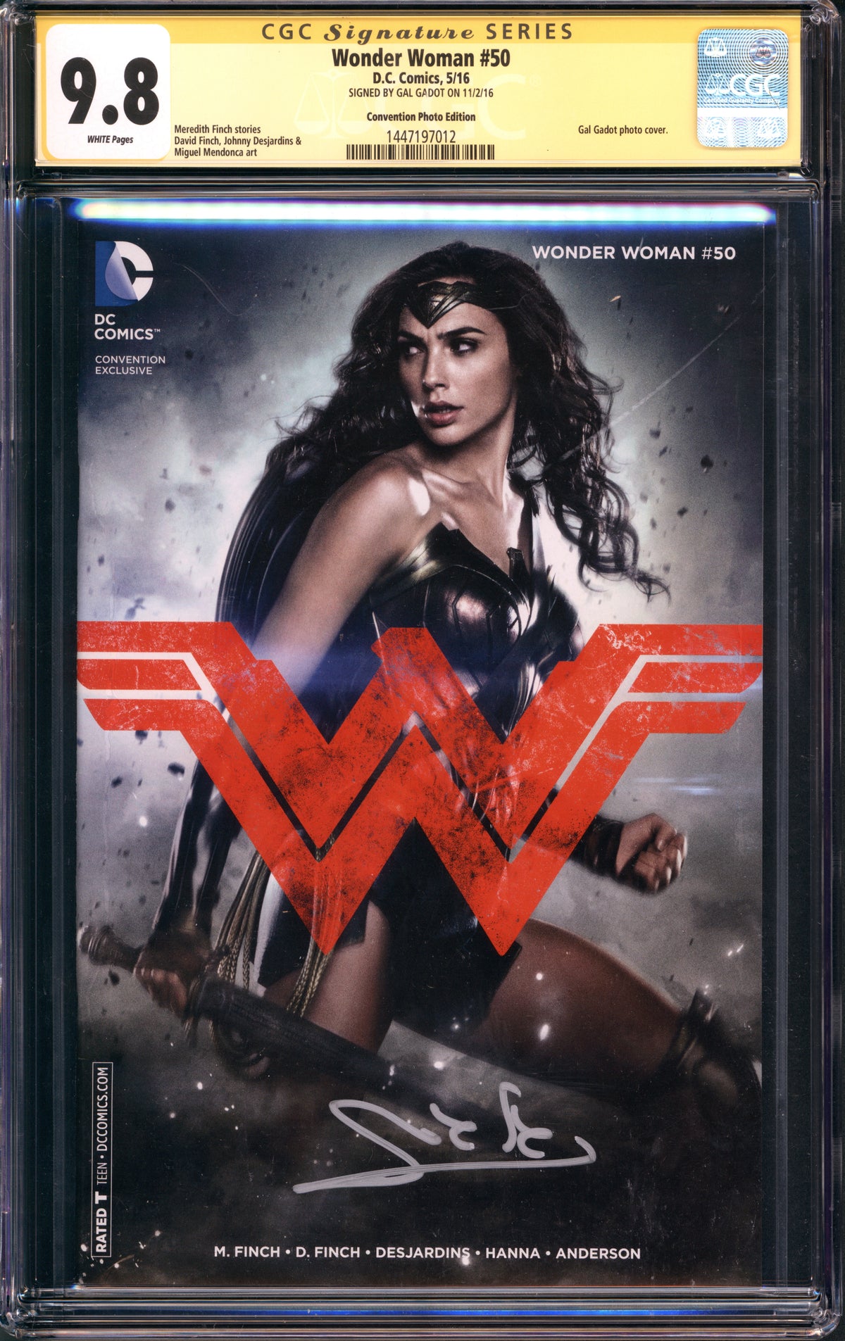 VIM_grade_cgc-9-8-convention-photo-edition-signed-by-gal-gadot-1447197012